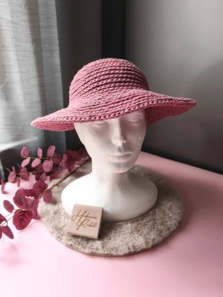 Tenhle háčkovaný klobouček je ideální parťák na slunečné dny – lehoučký, prodyšný a celý z bavlněné 2mm příze Makrama od...