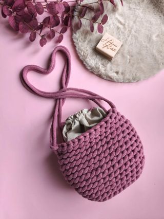 Nejnovější návod na YouTube je na tuhle Chunky kabelku. Už jsi zkoušel/a ? Pochlub se s ní ve stories ❤️ když označíš i...