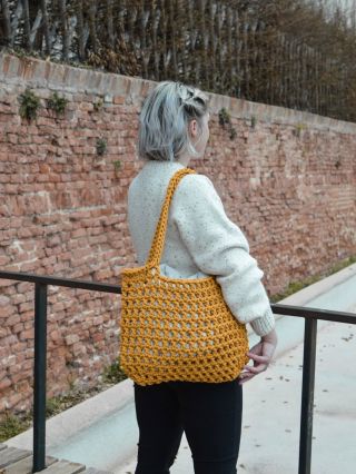 Háčkovaná Plážovka, která tě nenechá ve štychu Lehká, prostorná a ručně háčkovaná z kvalitní příze. Vejde se ti do ní...