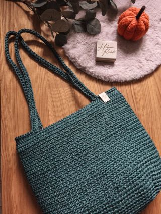 Podzimní klasika v háčkovaném provedení 🍂 Kabelka Lamia – ručně tvořená s láskou, z pevné 3mm polyesterové příze, cca...